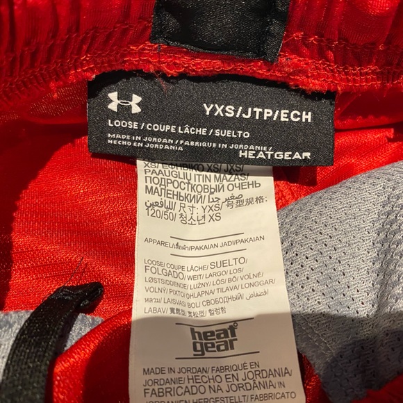 Red Under Armour Shorts Boys Youth XS - Picture 4 of 4